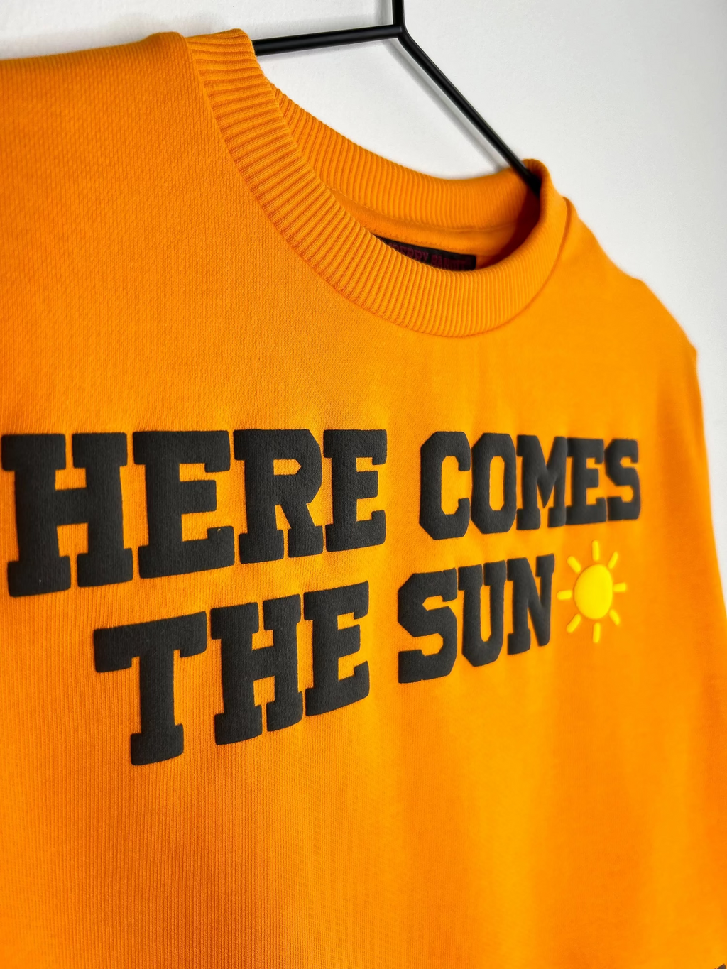 'HERE COMES THE SUN' Crewneck Strawberry Bandit Puff print Bright Cotton