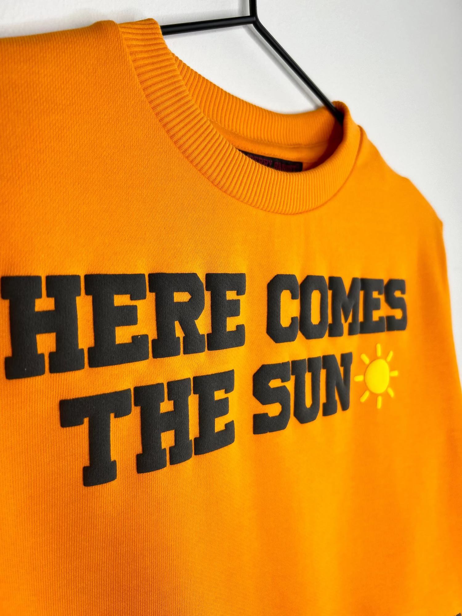 'HERE COMES THE SUN' Crewneck Strawberry Bandit Puff print Bright Cotton